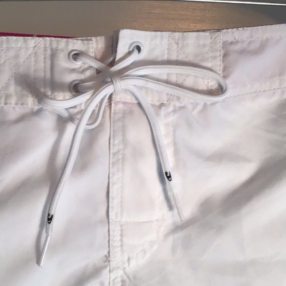 O’Neill women’s size 11 shorts, white with pink - Picture 2 of 12